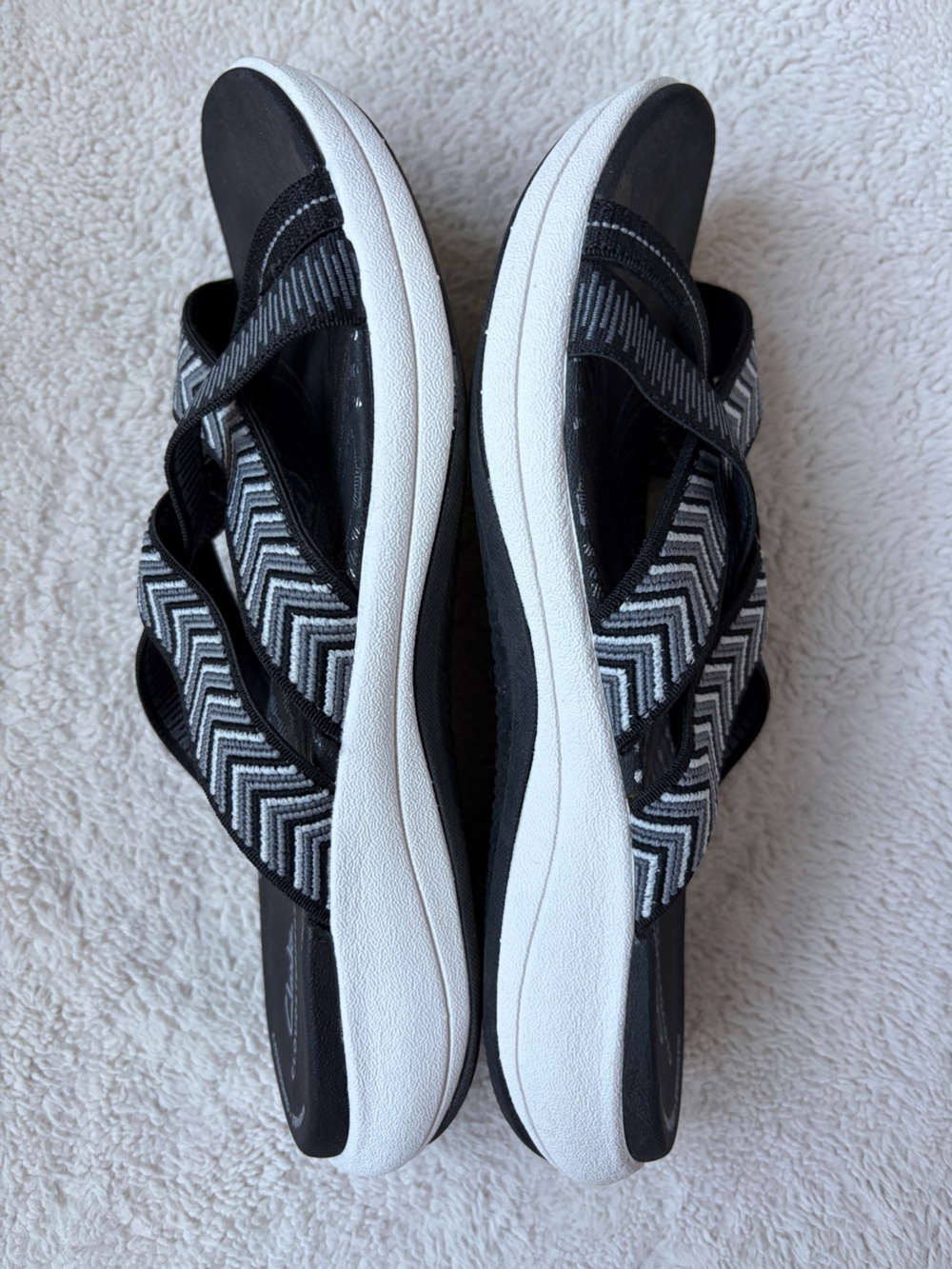 Like New Clarks Black & White Strappy Cloudsteppers Slip-On Sandals Women 8.5 - Picture 3 of 7